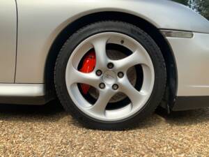 Image 19/22 of Porsche 911 Carrera 4S (2003)