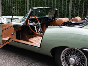 Image 40/60 de Jaguar E-Type (1970)