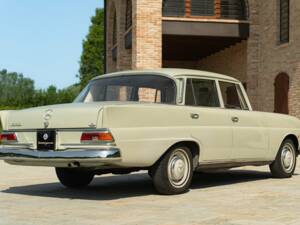 Image 7/50 of Mercedes-Benz 200 (1966)