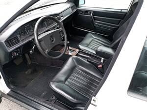 Image 10/16 de Mercedes-Benz 190 E (1984)