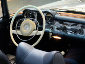 Image 22/36 of Mercedes-Benz 280 SL (1969)