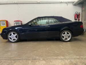 Image 1/17 of Mercedes-Benz CLK 320 (2001)