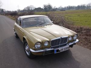 Image 2/13 de Jaguar XJ 6 L 4.2 (1977)