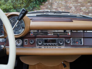 Image 36/50 of Mercedes-Benz 280 SE (1968)