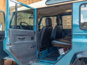 Image 30/58 of Land Rover Defender 110 (1995)