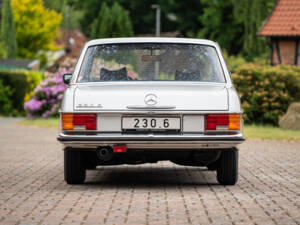 Image 15/63 of Mercedes-Benz 230&#x2F;6 (1974)