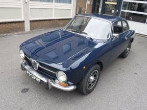 Image 24/39 de Alfa Romeo Giulia 1600 GT Junior (1973)