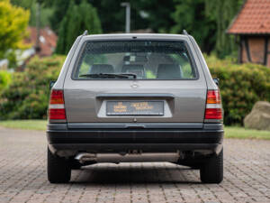 Image 15/66 of Mercedes-Benz 200 TE (1989)