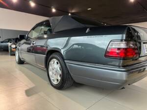 Image 5/28 de Mercedes-Benz E 320 (1995)