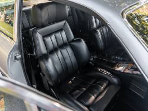 Image 28/32 of Ferrari 400 GT (1977)