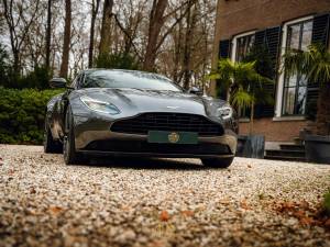 Immagine 28/50 di Aston Martin DB 11 V12 (2017)