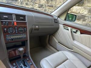 Image 8/10 of Mercedes-Benz C 280 (1993)