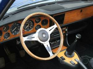 Image 2/19 of Triumph Stag (1975)
