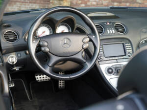 Image 33/50 of Mercedes-Benz SL 55 AMG (2006)