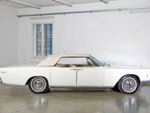 Image 6/20 of Lincoln Continental Convertible (1966)