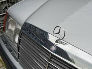 Imagen 22/100 de Mercedes-Benz 300 CE (1992)