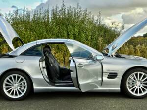 Image 26/50 of Mercedes-Benz SL 55 AMG (2006)