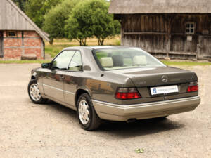 Imagen 7/74 de Mercedes-Benz E 320 (1994)