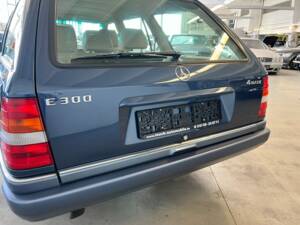 Bild 37/40 von Mercedes-Benz E 300 T 4MATIC (1994)