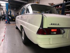 Image 64/64 of Mercedes-Benz 220 S b (1965)