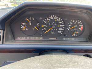 Image 22/31 of Mercedes-Benz E 220 (1994)