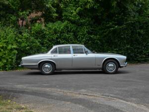Image 19/50 of Jaguar XJ 6 4.2 (1971)