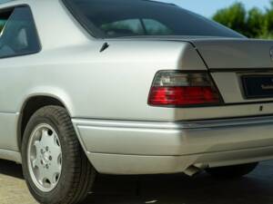 Image 20/50 of Mercedes-Benz E 200 (1995)