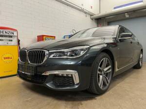 Image 2/18 of BMW 750i (2018)