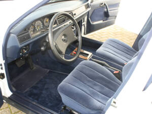 Image 2/12 of Mercedes-Benz 190 E (1984)