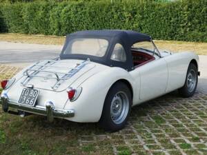 Image 3/4 of MG MGA 1600 (1959)