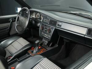 Image 18/30 of Mercedes-Benz 190 E 2.3-16 (1984)