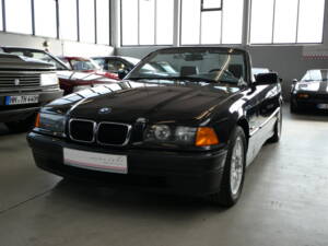 Image 24/40 of BMW 320i (1997)