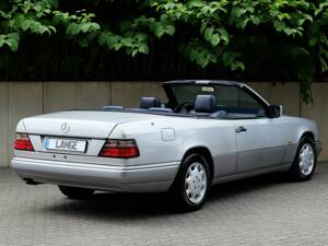 Image 12/69 of Mercedes-Benz E 320 (1994)