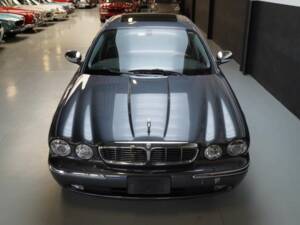 Image 31/50 of Jaguar XJ 8 4.2 (2005)