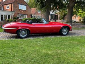 Image 11/39 of Jaguar E-Type V12 (1974)