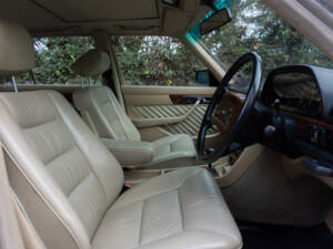 Image 9/17 of Mercedes-Benz 300 SE (1991)