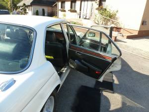 Image 17/36 of Jaguar XJ 6 4.2 (1984)