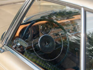 Image 17/36 of Mercedes-Benz 250 SL (1967)