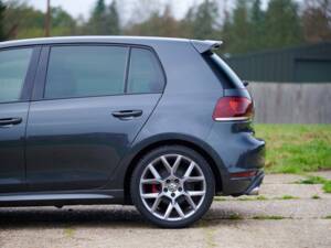 Image 31/50 of Volkswagen Golf VI GTI (2011)