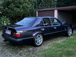 Bild 10/26 von Mercedes-Benz E 500 Limited (1994)