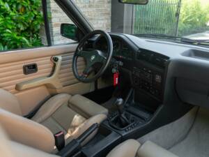 Image 38/50 of BMW 320i (1989)