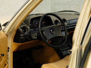 Image 8/24 de Mercedes-Benz 230 E (1982)