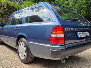 Image 14/36 of Mercedes-Benz 220 TE (1993)