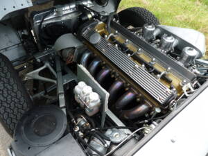 Image 18/22 de Jaguar E-Type (1968)