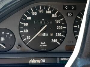 Image 2/7 of BMW 318i (1987)