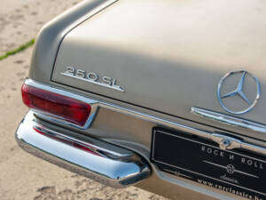 Image 16/36 of Mercedes-Benz 250 SL (1967)