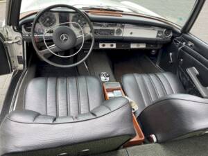 Image 28/35 of Mercedes-Benz 280 SL (1967)