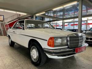 Image 3/20 of Mercedes-Benz 230 CE (1982)