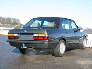 Immagine 26/65 di BMW 520i (1987)