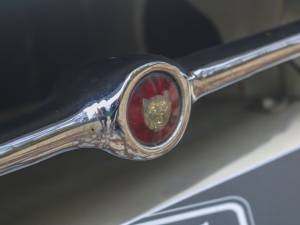 Image 15/32 of Jaguar Type E 4.2 (1966)